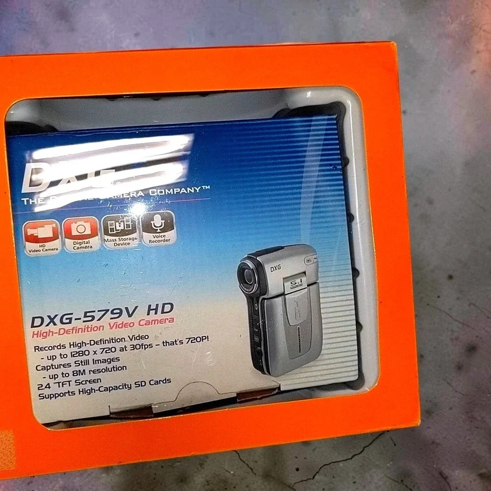 2009 DXG-579V HD High-Definition Digital Video Camera Val Pack Silver Camcorder